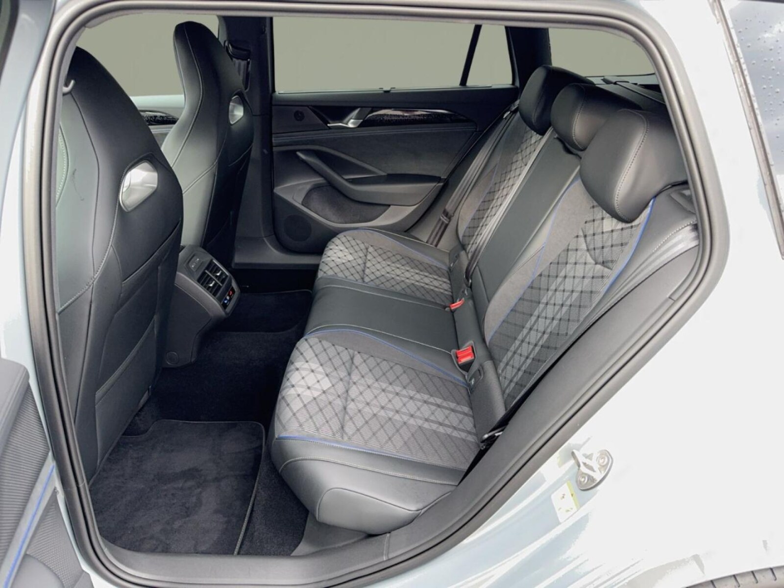 Volkswagen Passat – Bild 12