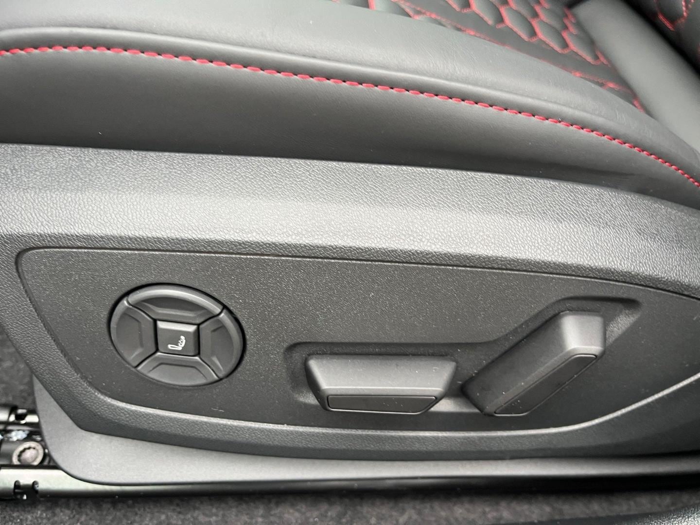 Bild über Audi RS 3 Limousine TFSI quattro S tronic - für weitere Informationen kontaktieren Sie den Audi Partner