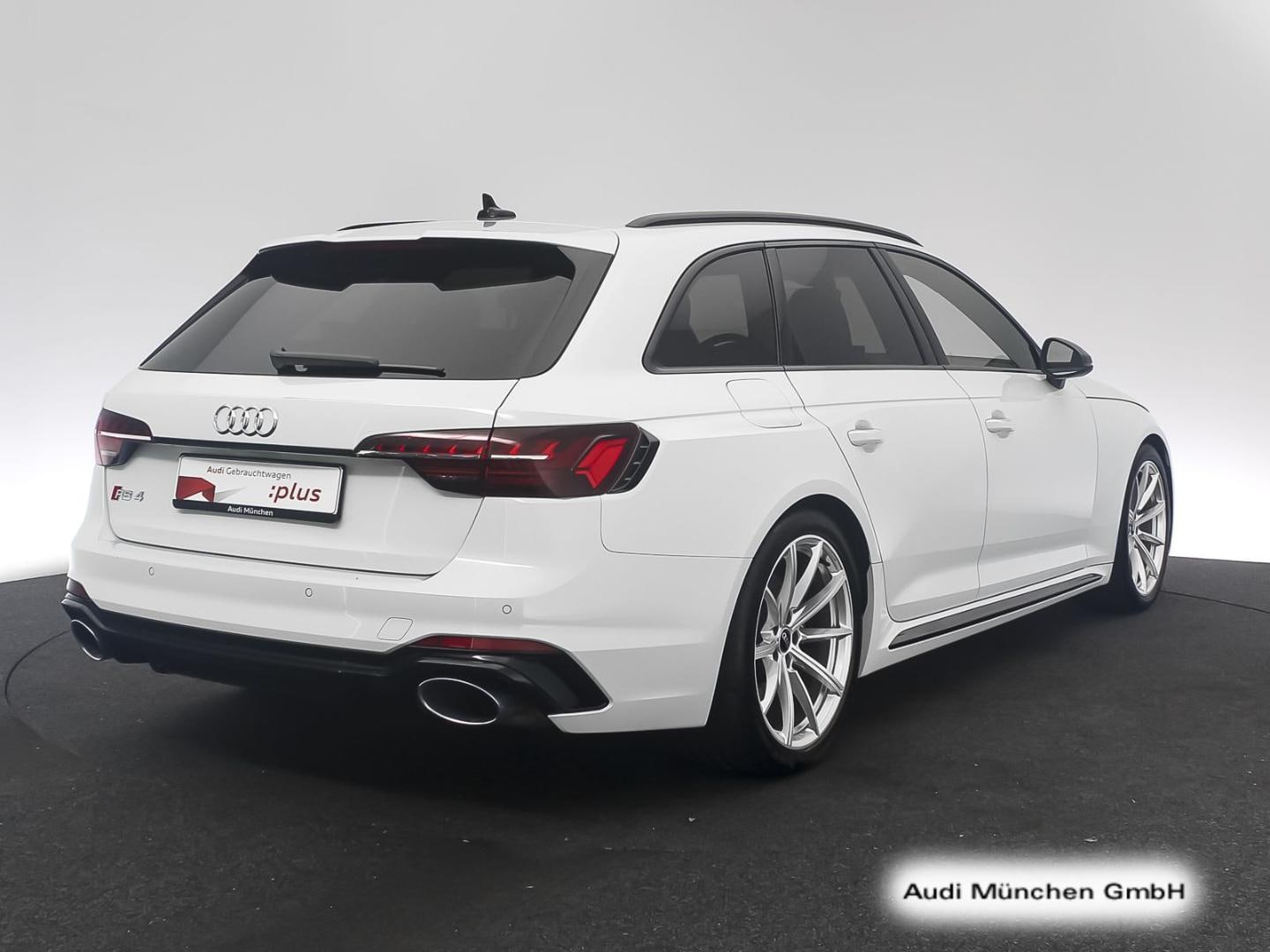 Bild über Audi RS 4 Avant TFSI quattro tiptronic - für weitere Informationen kontaktieren Sie den Audi Partner