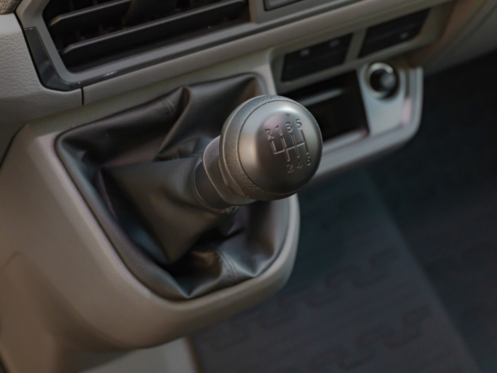 Volkswagen Crafter Kasten mittlerer Radstand – Bild 14