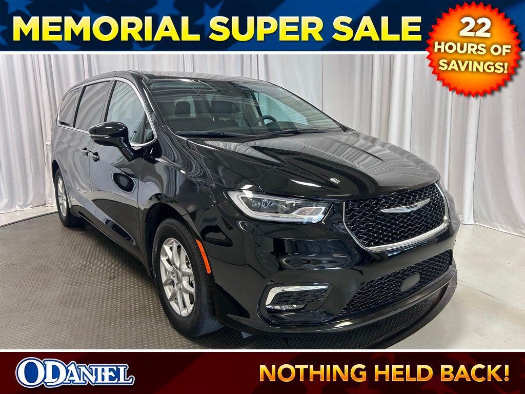 2024 Chrysler Pacifica Touring L's photo