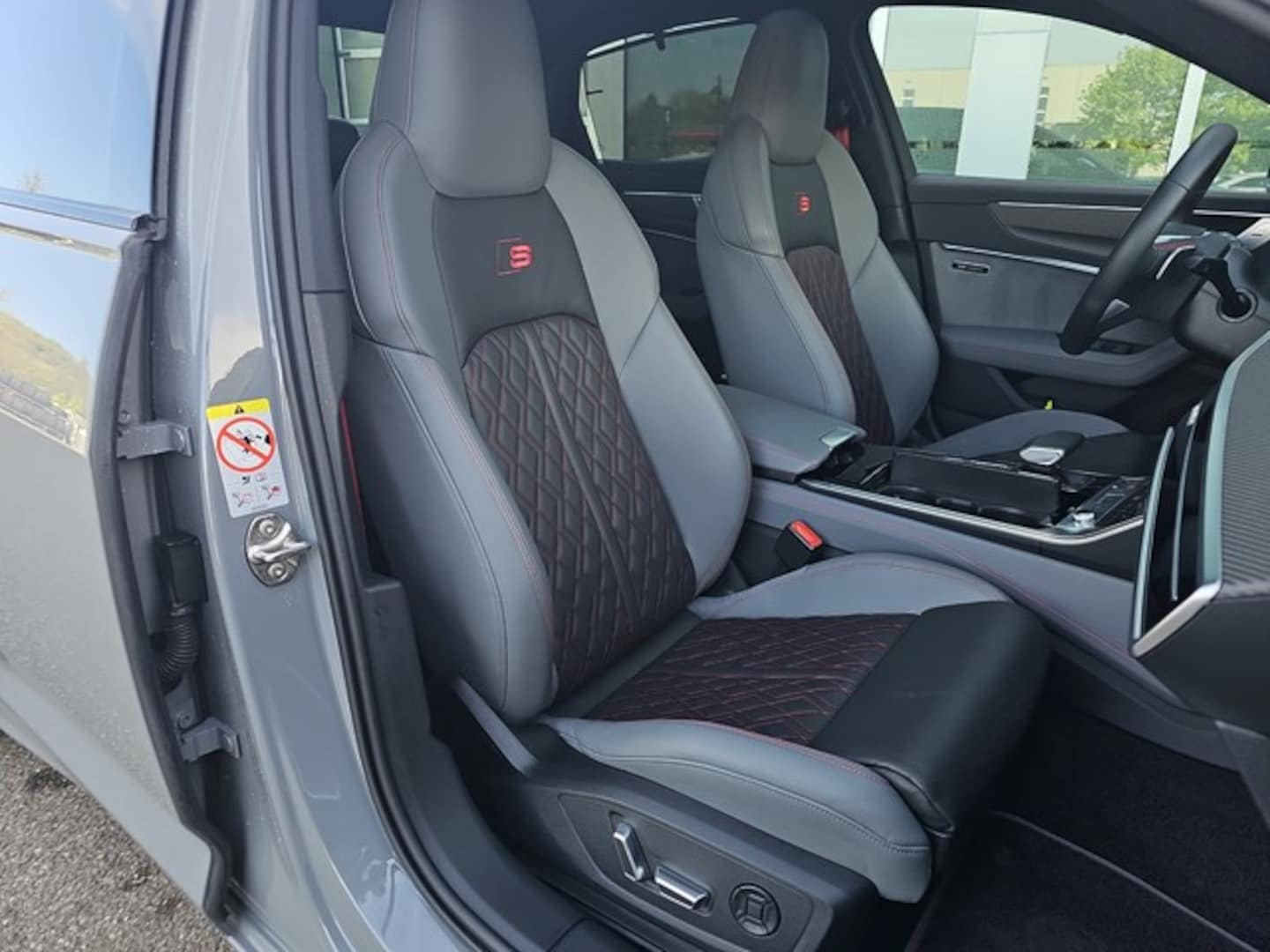 Bild über Audi S6 Limousine TDI quattro tiptronic - für weitere Informationen kontaktieren Sie den Audi Partner