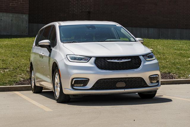 2023 Chrysler Pacifica Touring L's photo