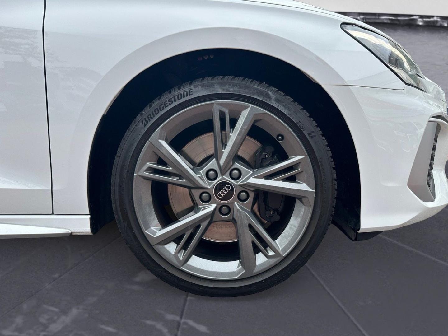 Bild über Audi S3 Limousine TFSI quattro S tronic - für weitere Informationen kontaktieren Sie den Audi Partner