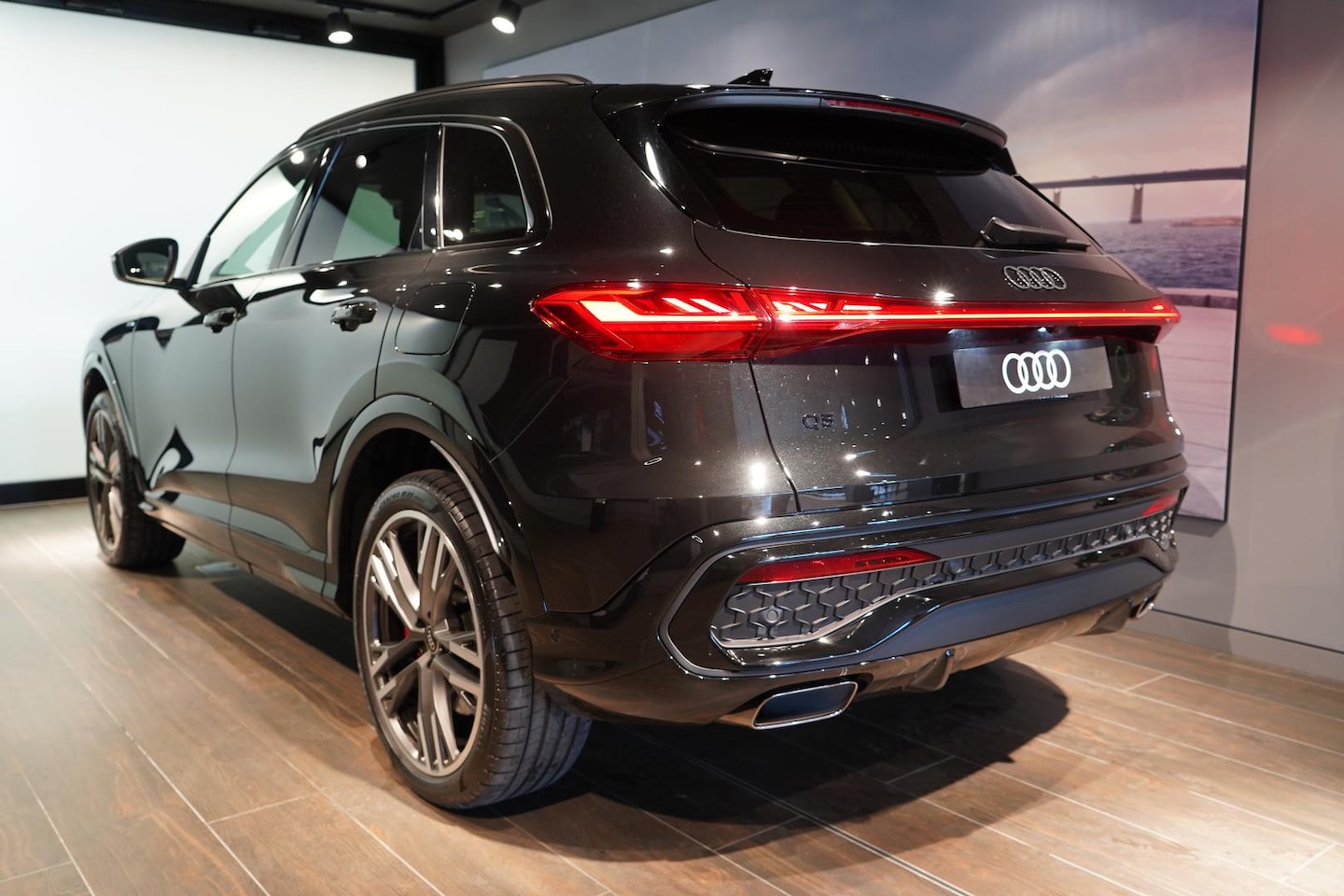 Image about Audi Q5 SUV e-hybrid quattro S tronic