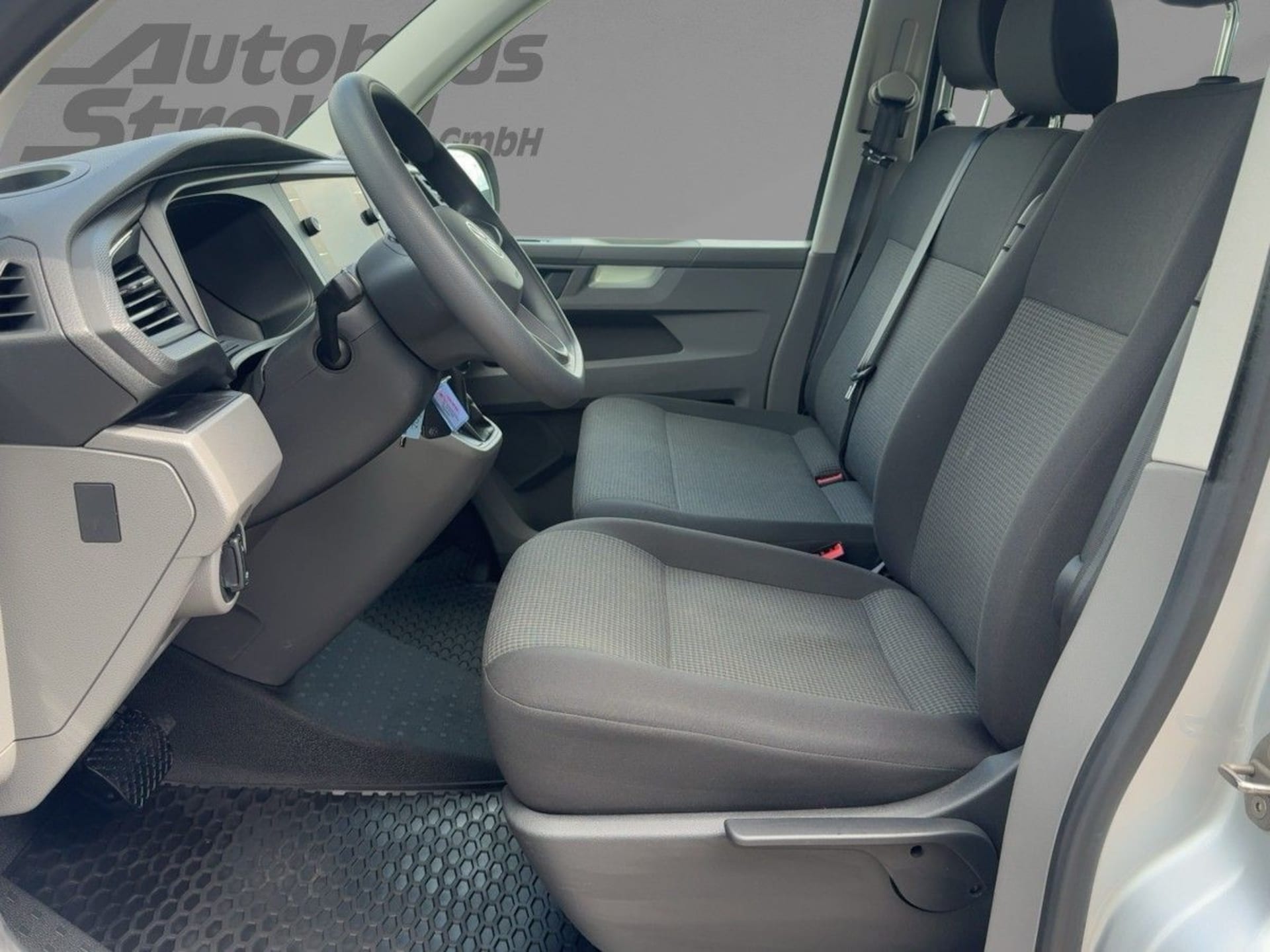 Volkswagen T6.1 Transporter Kombi langer Radstand