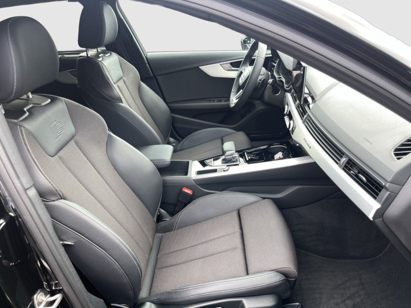Bild über Audi A4 Avant S line 40 TFSI quattro S tronic - für weitere Informationen kontaktieren Sie den Audi Partner