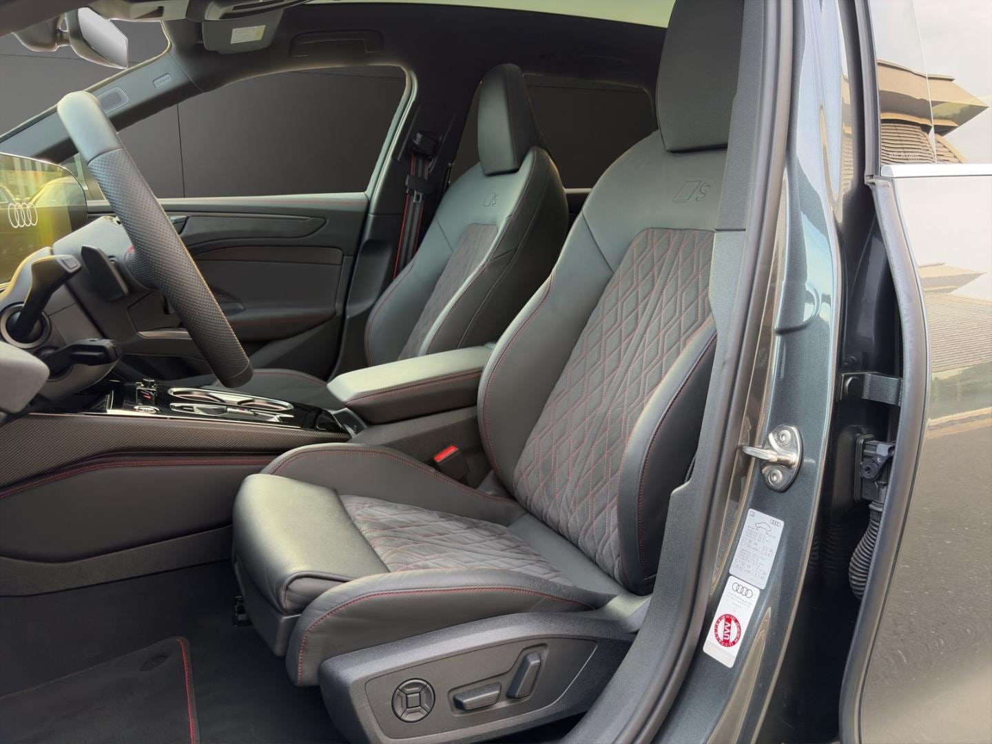 Bild über Audi A6 Avant TFSI quattro 270 kW S tronic - für weitere Informationen kontaktieren Sie den Audi Partner