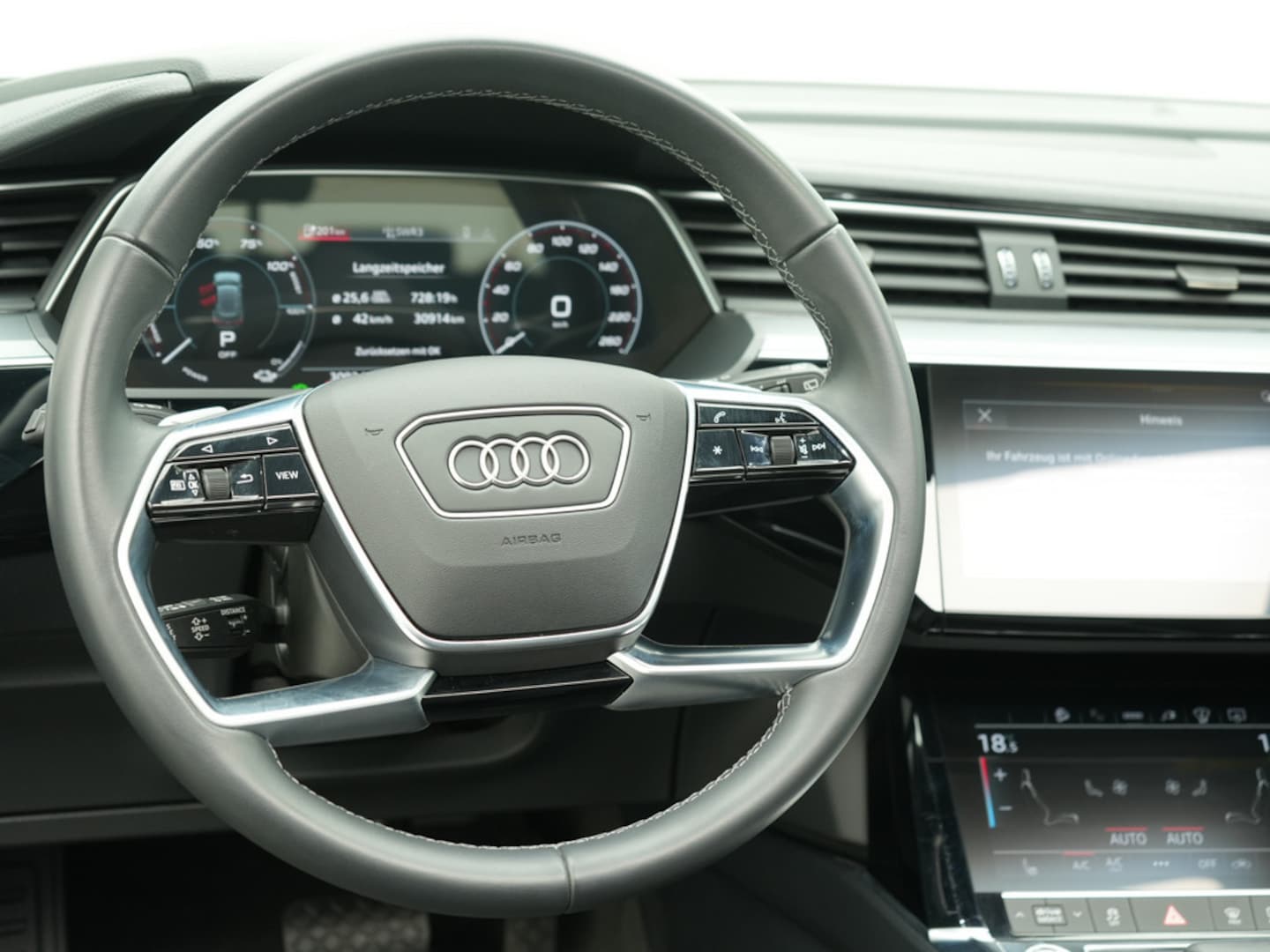 Bild über Audi Q8 e-tron S line 50 e-tron quattro - für weitere Informationen kontaktieren Sie den Audi Partner