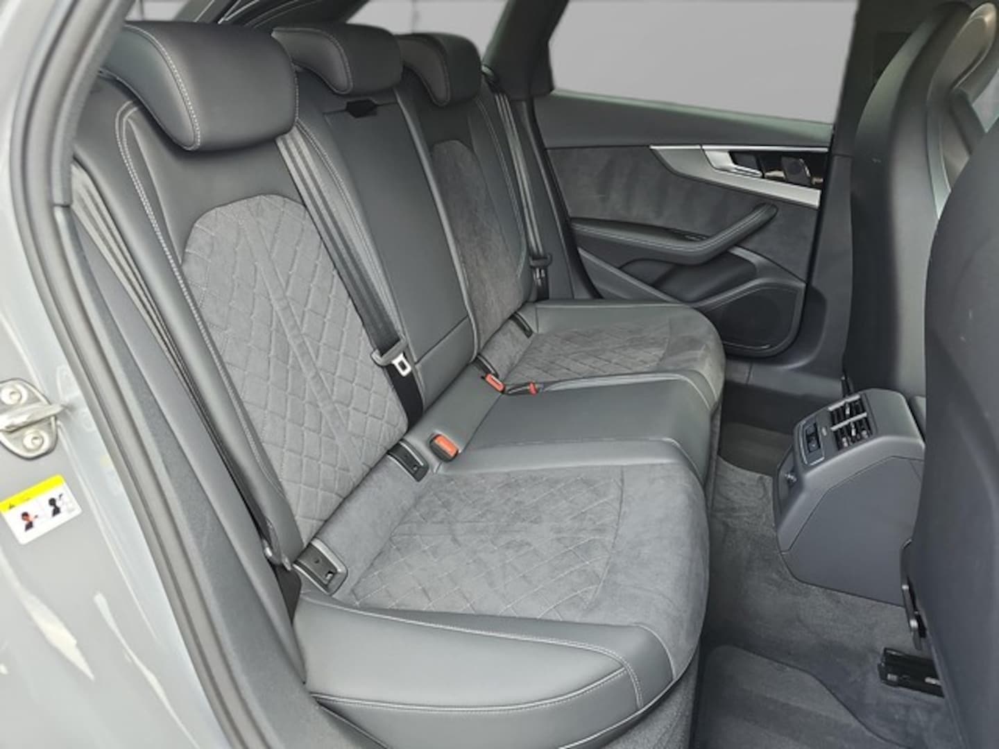 Bild über Audi RS 4 Avant TFSI quattro tiptronic - für weitere Informationen kontaktieren Sie den Audi Partner