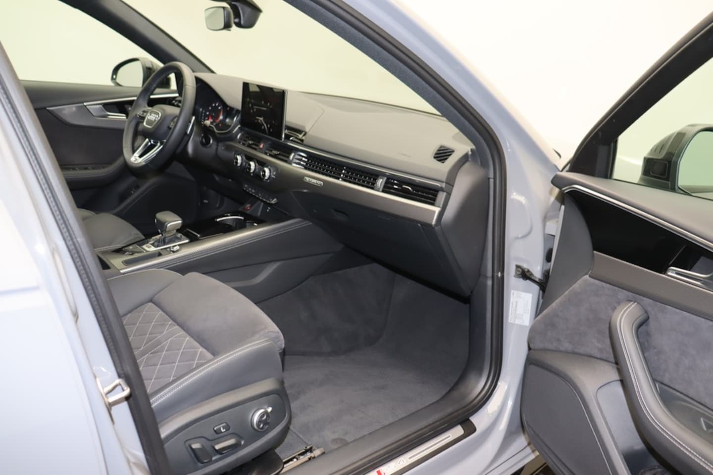 Bild über Audi RS 4 Avant TFSI quattro tiptronic - für weitere Informationen kontaktieren Sie den Audi Partner