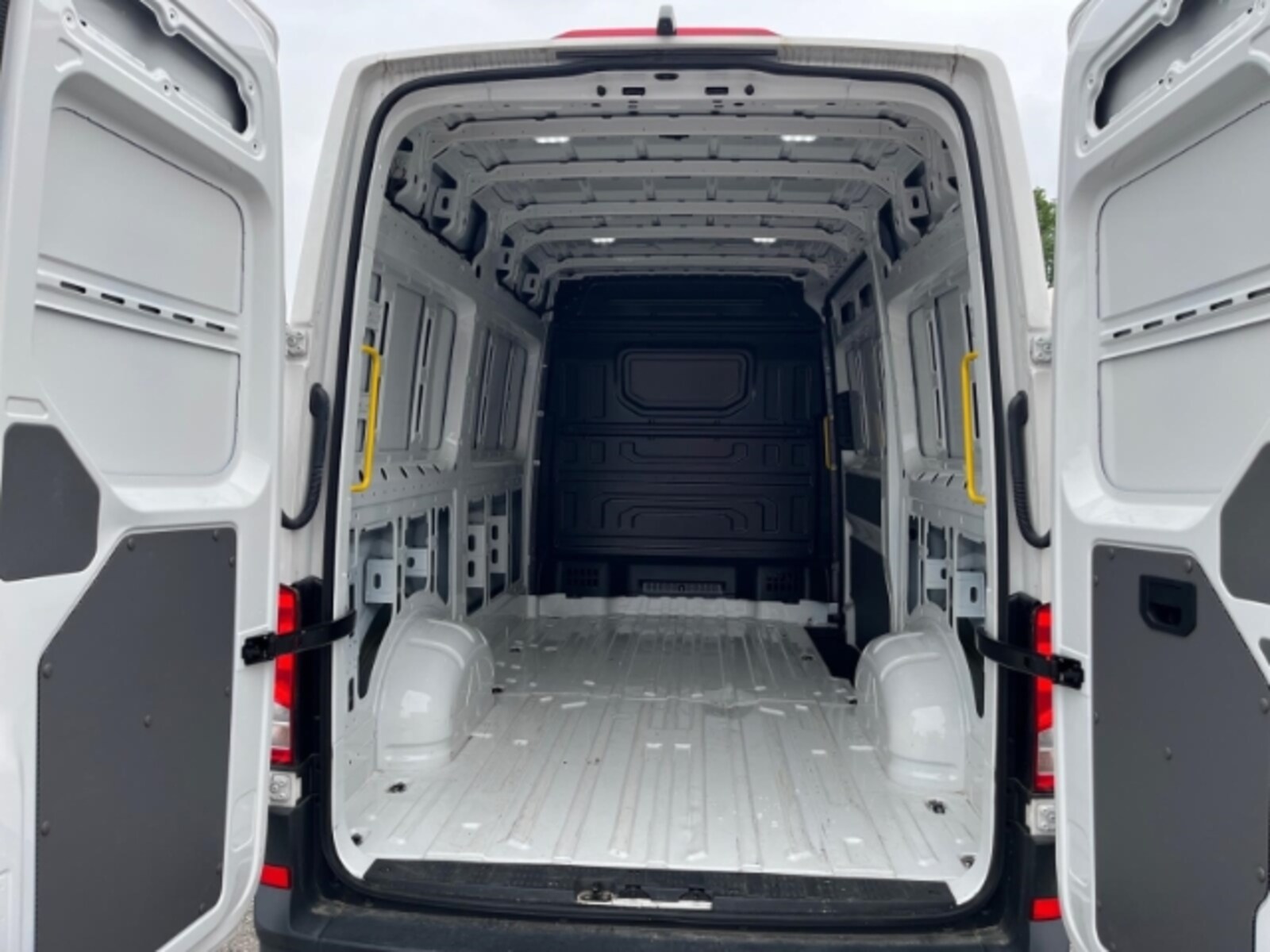 Volkswagen Crafter Kasten mittlerer Radstand – Bild 10