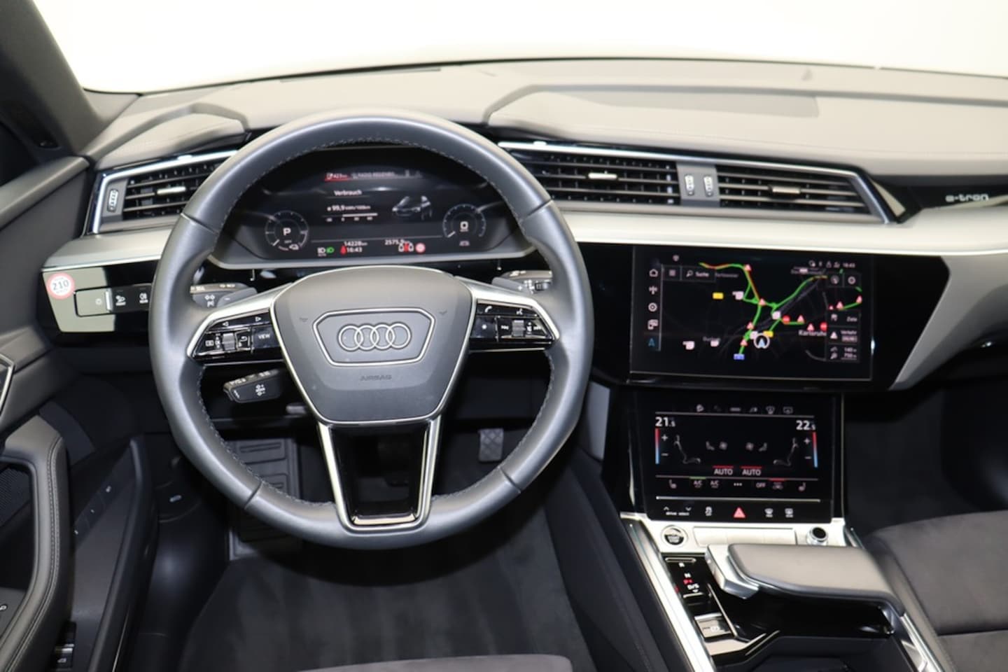Bild über Audi e-tron 55 quattro - für weitere Informationen kontaktieren Sie den Audi Partner