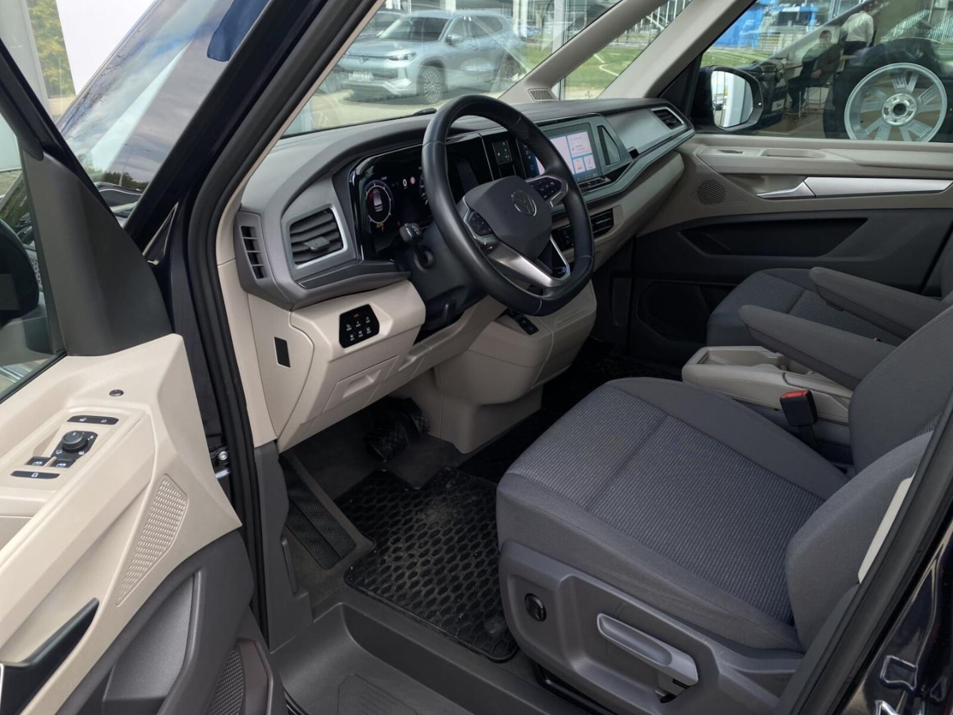 Volkswagen Multivan długi rozstaw osi Model bazowy