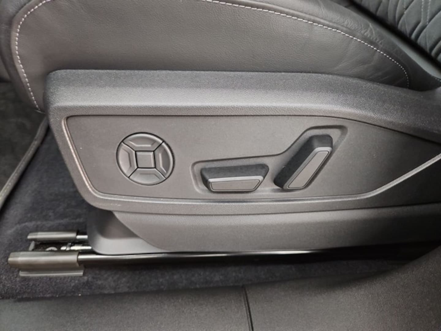Bild über Audi Q5 SUV TDI quattro 150 kW S tronic - für weitere Informationen kontaktieren Sie den Audi Partner