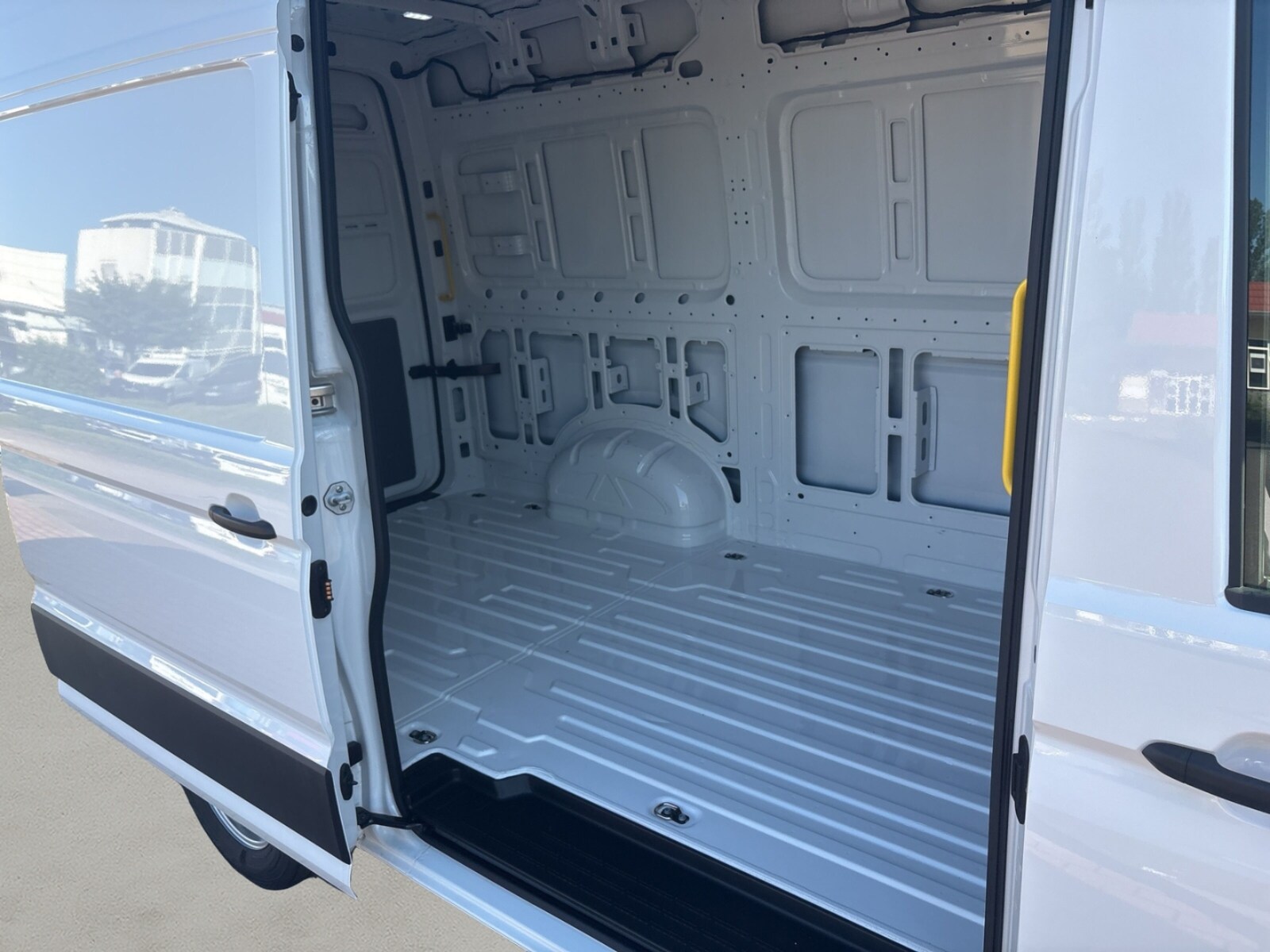 Volkswagen Crafter Kasten mittlerer Radstand – Bild 9