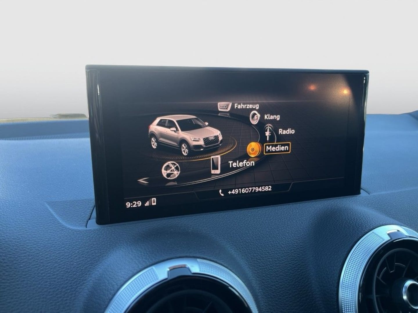 Bild über Audi Q2 S line 35 TFSI Schaltgetriebe - für weitere Informationen kontaktieren Sie den Audi Partner