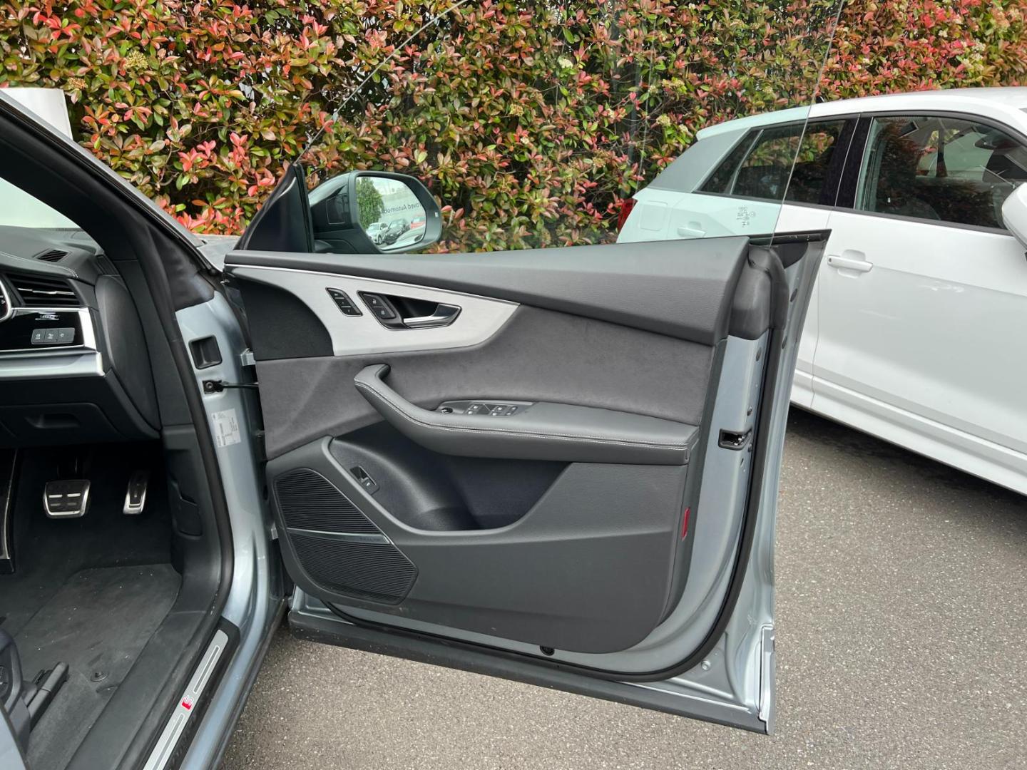 Audi Q8 SUV 55 TFSI quattro S line 250(340) kW(PS) tiptronic for more details contact your dealer