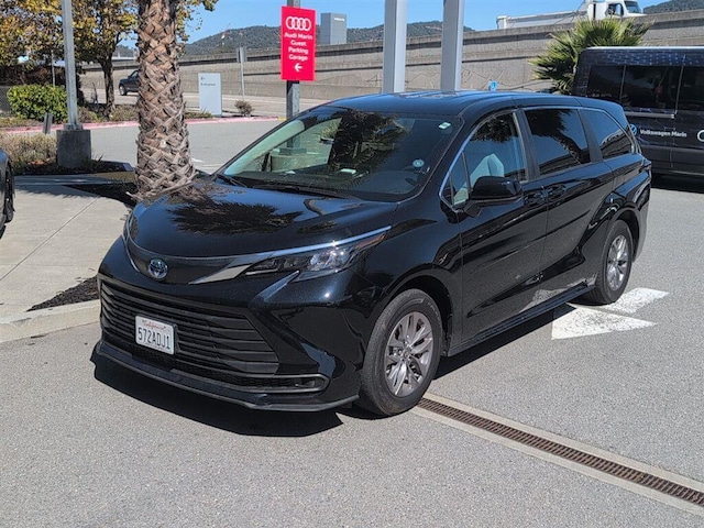 2025 Toyota Sienna LE