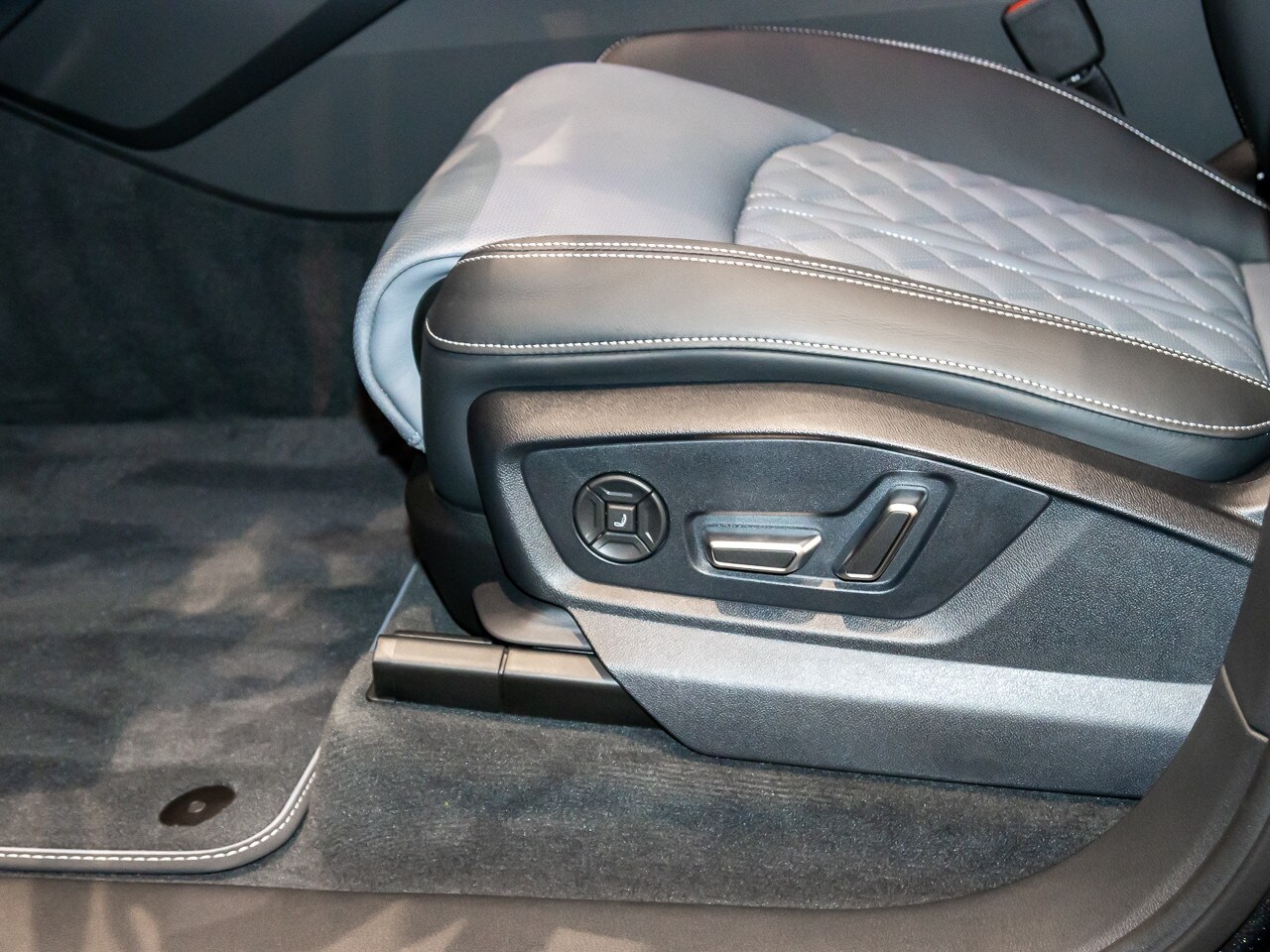Image about Audi Q7 SUV S line 50 TDI quattro tiptronic