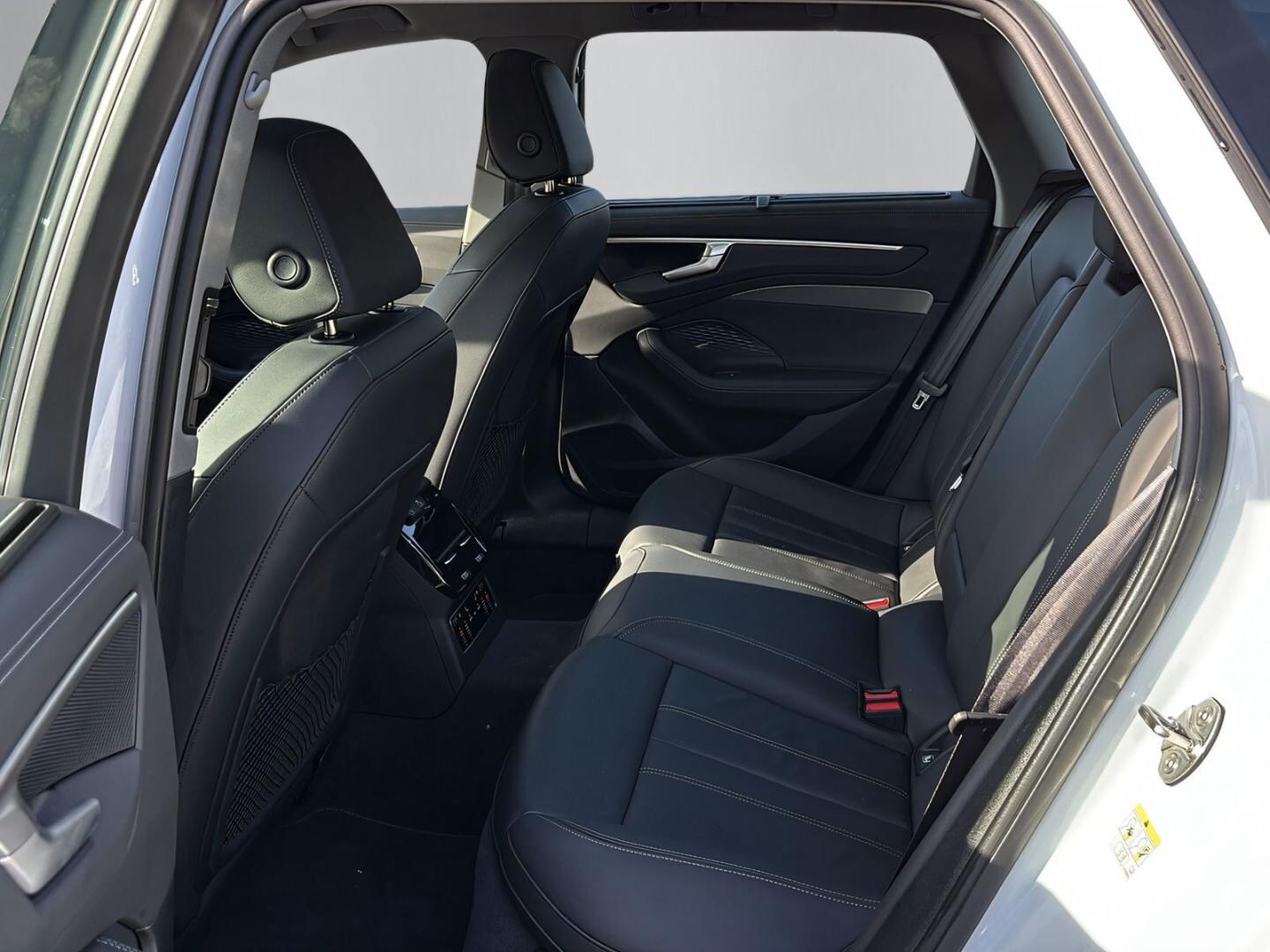 Bild über Audi A6 Avant TDI 150 kW S tronic - für weitere Informationen kontaktieren Sie den Audi Partner