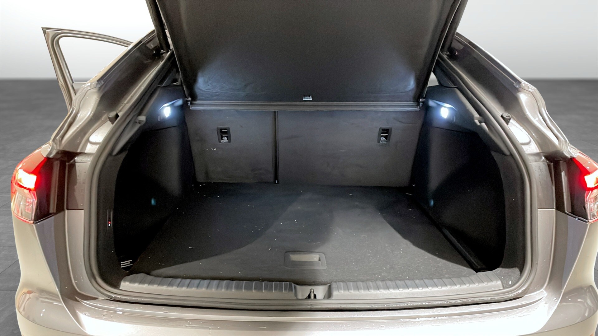 Bild som visar&nbsp;Audi Q4 Sportback e-tron&nbsp;Q4 Sportback 55 e-tron quattro S line 250,00 kW - för mer information kontakta din Audi Partner