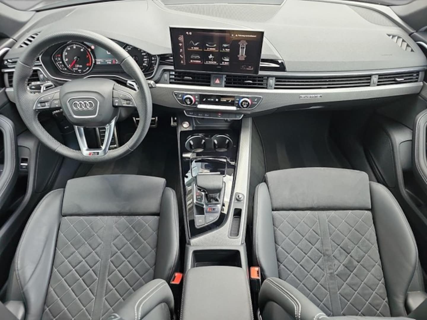Bild über Audi RS 4 Avant TFSI quattro tiptronic - für weitere Informationen kontaktieren Sie den Audi Partner