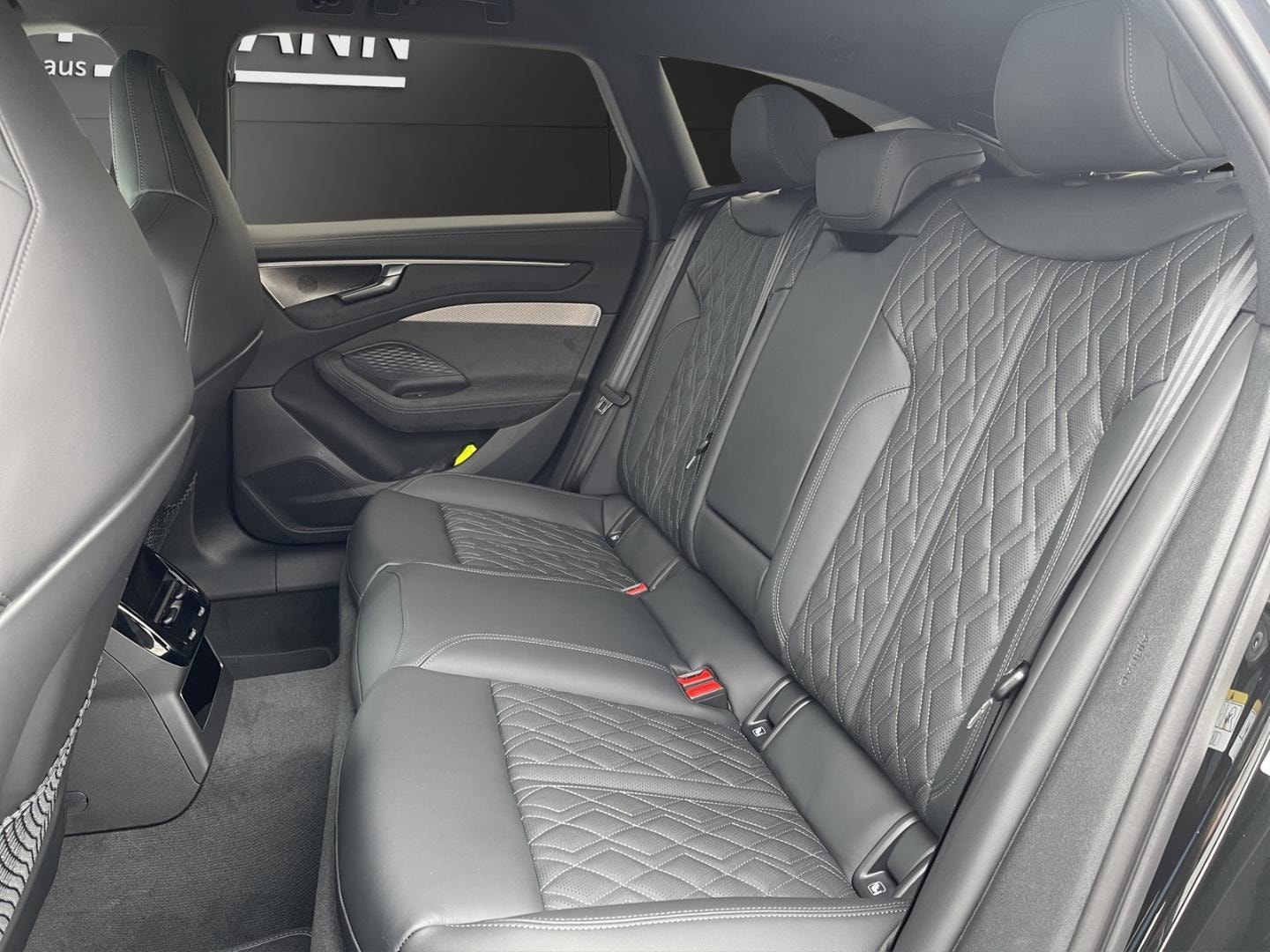 Bild über Audi A6 Avant e-hybrid e-hybrid quattro 270 kW S tronic - für weitere Informationen kontaktieren Sie den Audi Partner