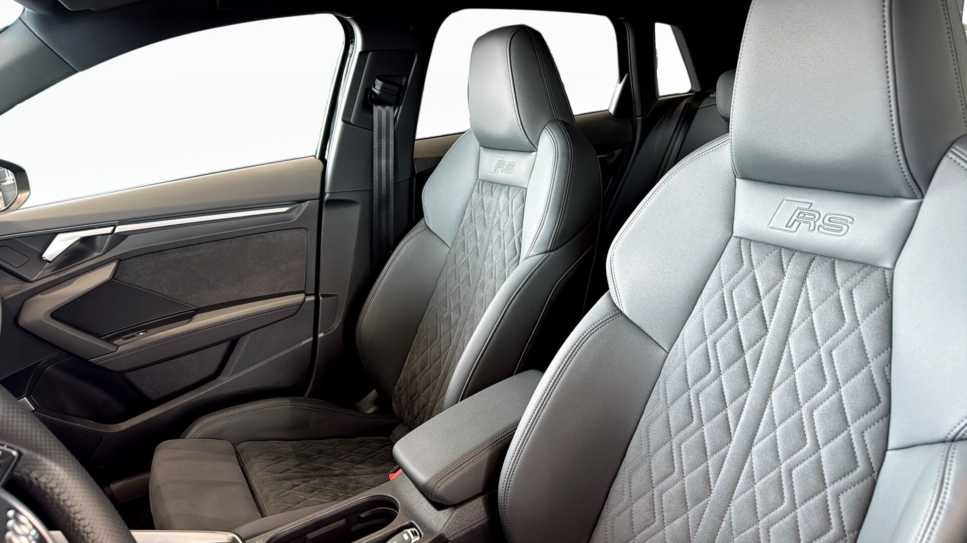 Bild som visar&nbsp;Audi RS 3 Sportback&nbsp;RS 3 Sportback 400 hk S tronic - för mer information kontakta din Audi Partner