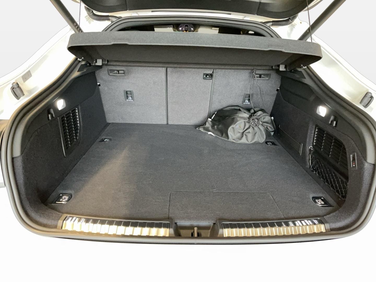 Bild über Audi RS 5 Limousine TFSI quattro 470 kW tiptronic - für weitere Informationen kontaktieren Sie den Audi Partner