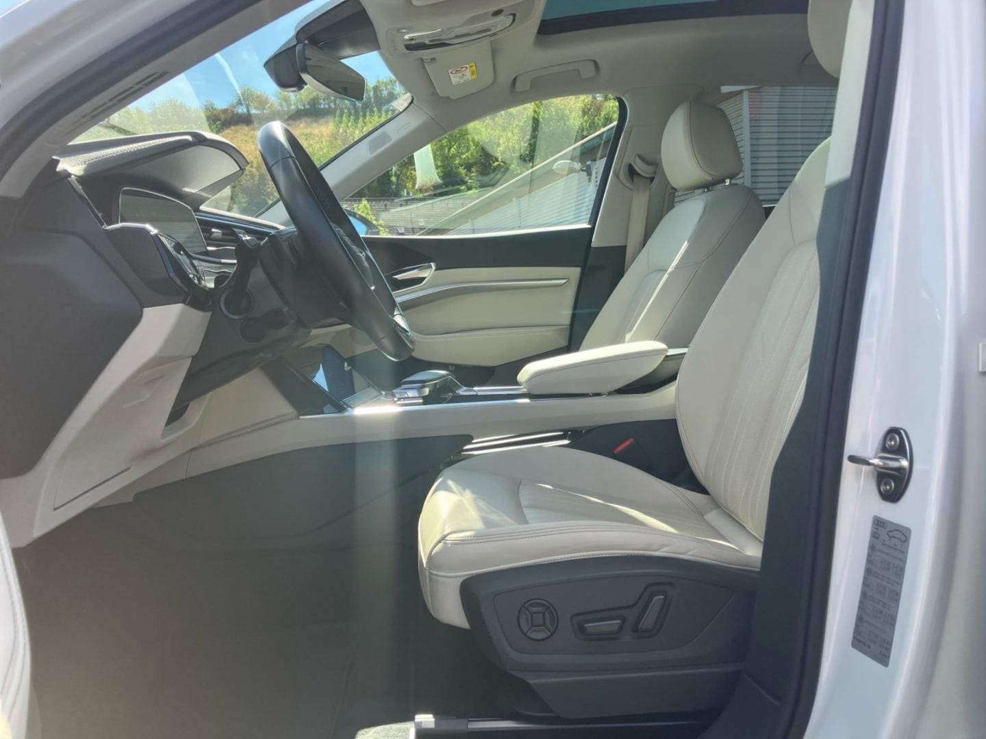 Bild über Audi Q8 Sportback e-tron S line 55 e-tron quattro - für weitere Informationen kontaktieren Sie den Audi Partner