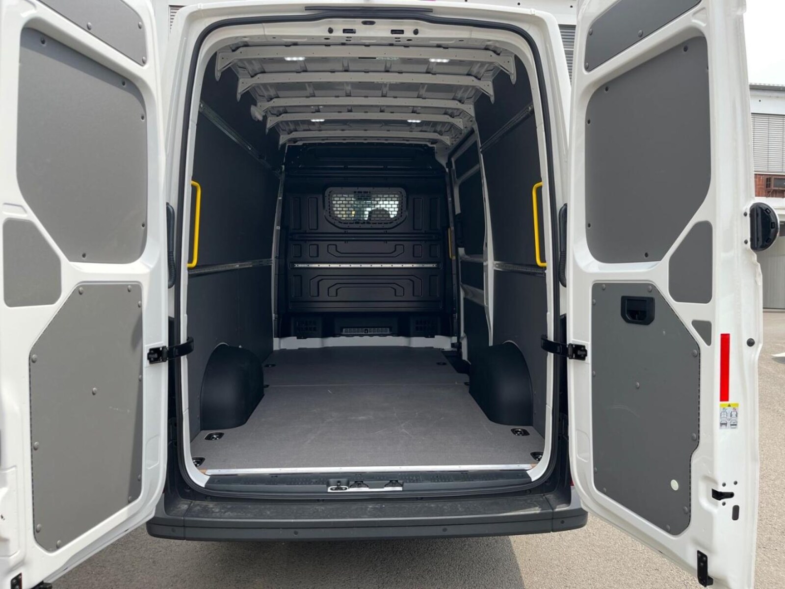 Volkswagen Crafter Kasten mittlerer Radstand – Bild 12