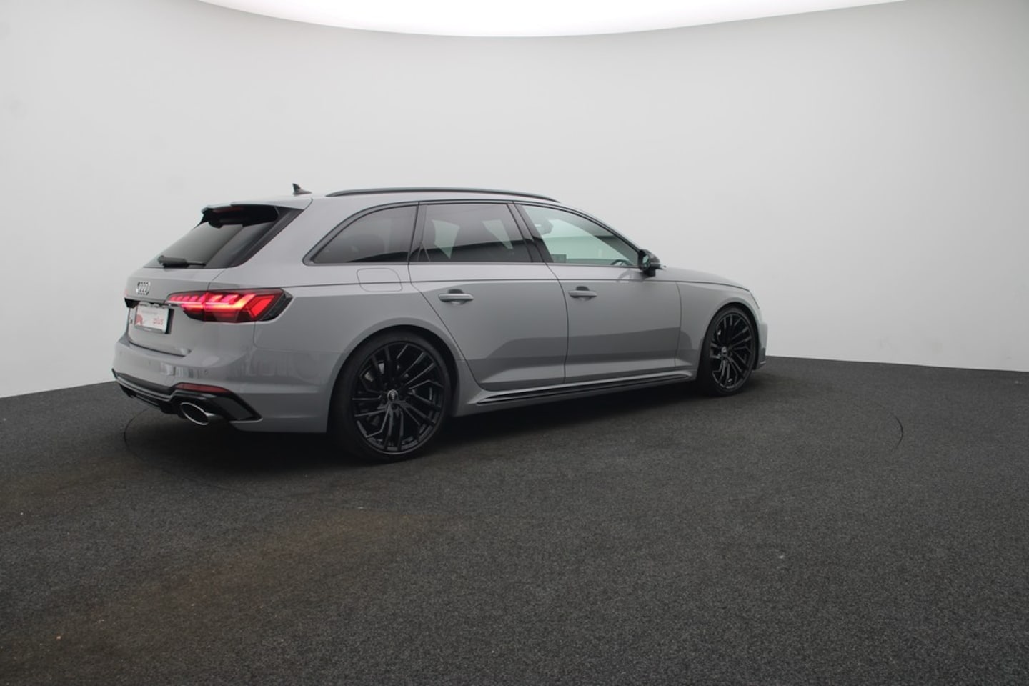 Bild über Audi RS 4 Avant TFSI quattro tiptronic - für weitere Informationen kontaktieren Sie den Audi Partner