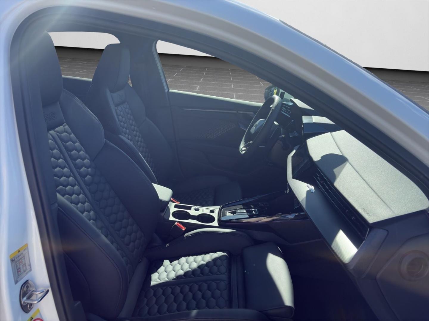 Bild über Audi RS 3 Limousine TFSI quattro S tronic - für weitere Informationen kontaktieren Sie den Audi Partner