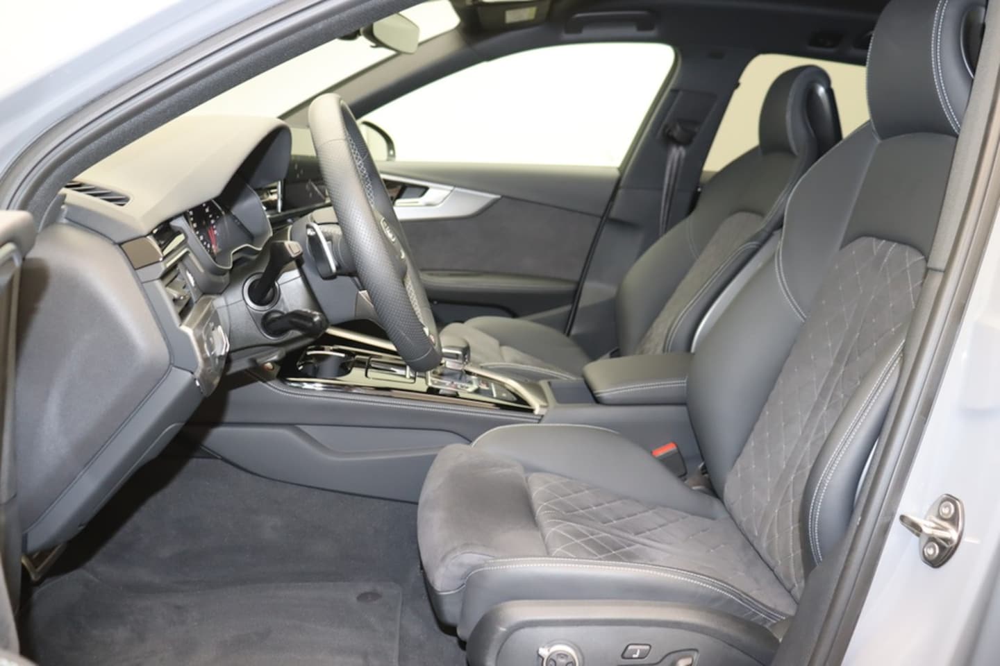 Bild über Audi RS 4 Avant TFSI quattro tiptronic - für weitere Informationen kontaktieren Sie den Audi Partner
