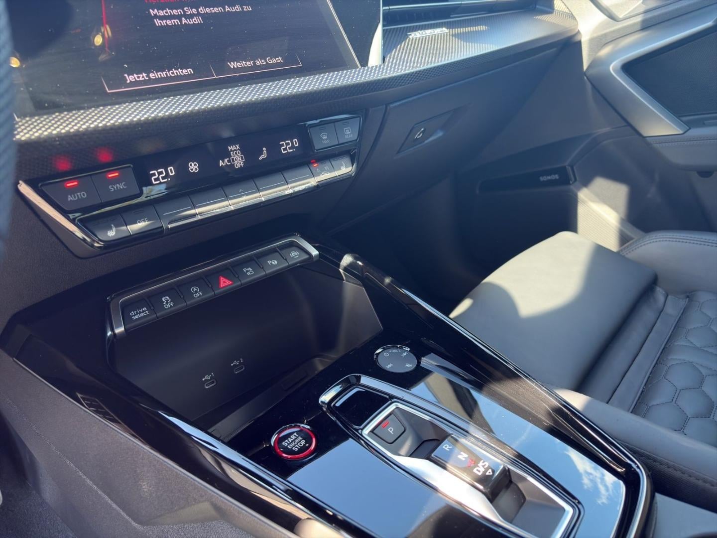 Bild über Audi RS 3 Limousine TFSI quattro S tronic - für weitere Informationen kontaktieren Sie den Audi Partner