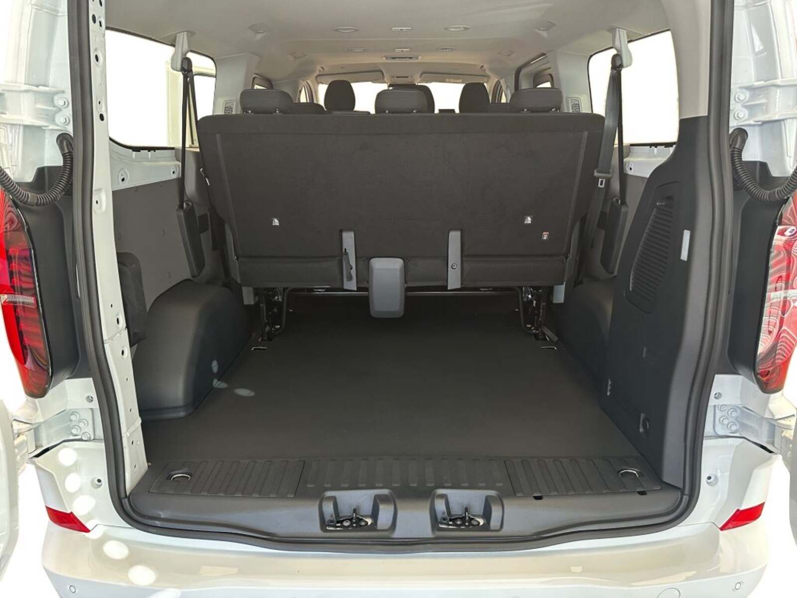 Volkswagen Transporter Kombi langer Radstand – Bild 8