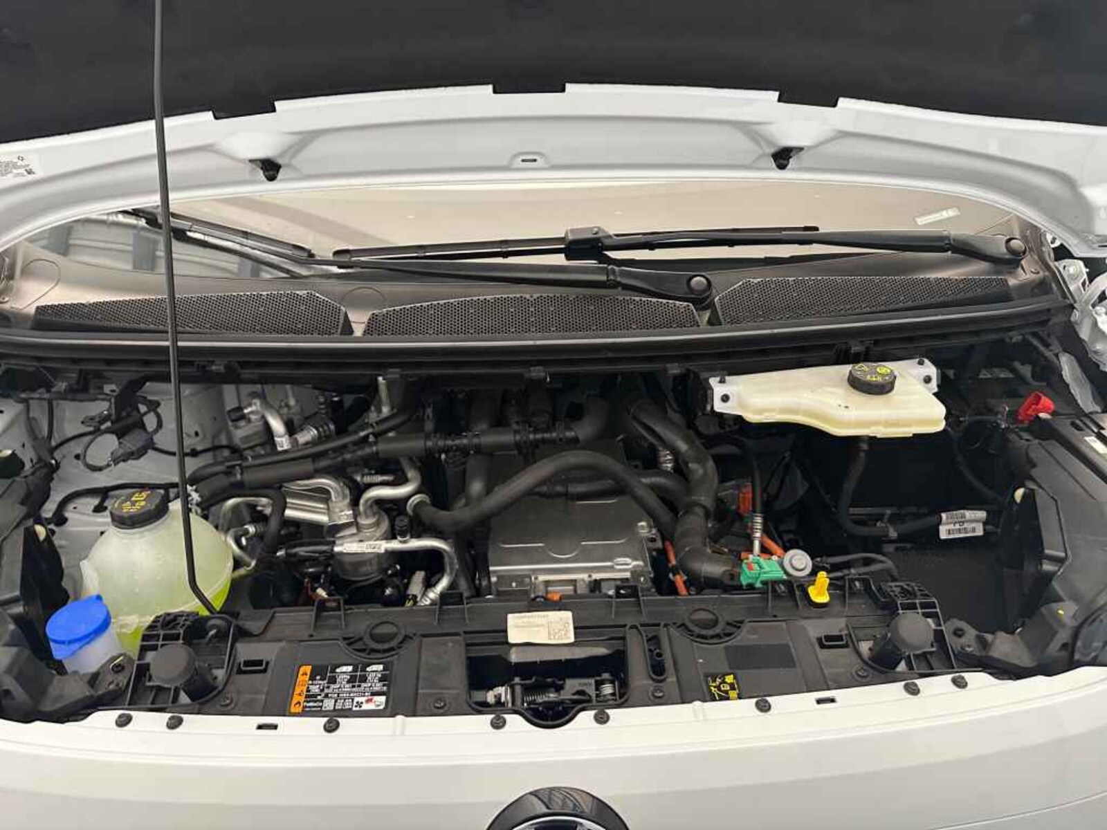 Volkswagen Transporter Kombi langer Radstand – Bild 16