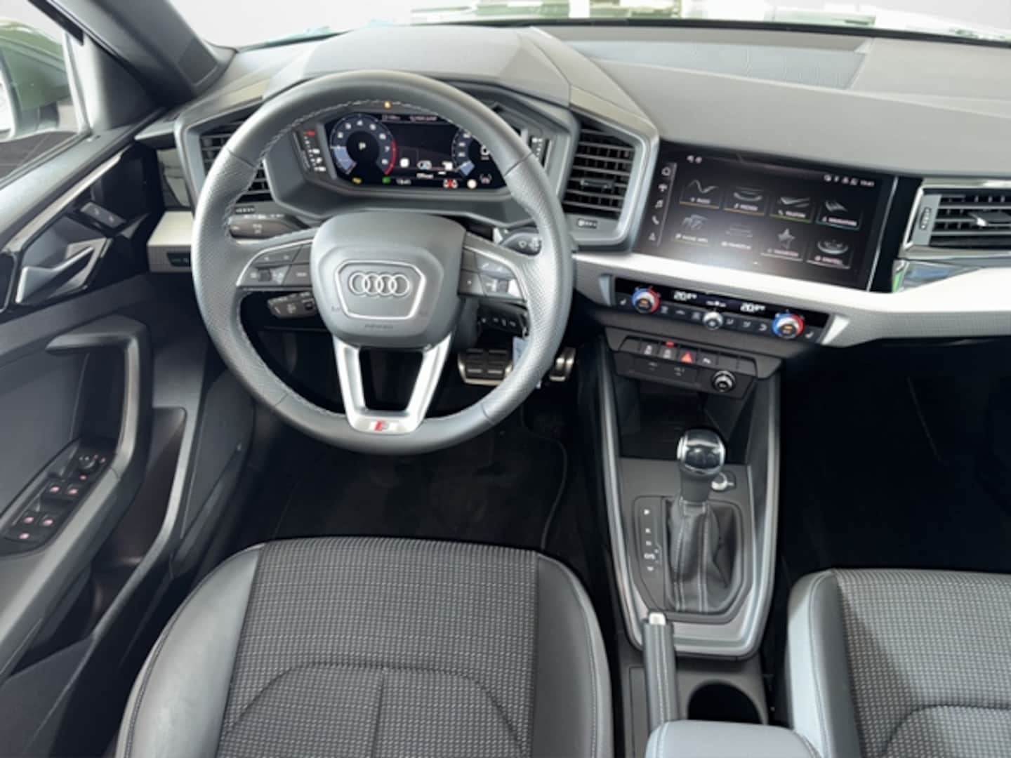Bild über Audi A1 Sportback S line 25 TFSI S tronic - für weitere Informationen kontaktieren Sie den Audi Partner