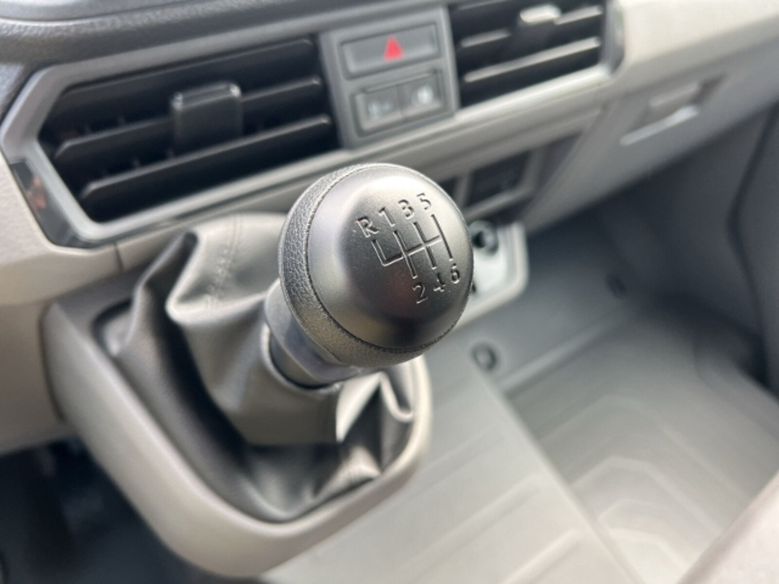 Volkswagen Crafter Kasten mittlerer Radstand – Bild 13