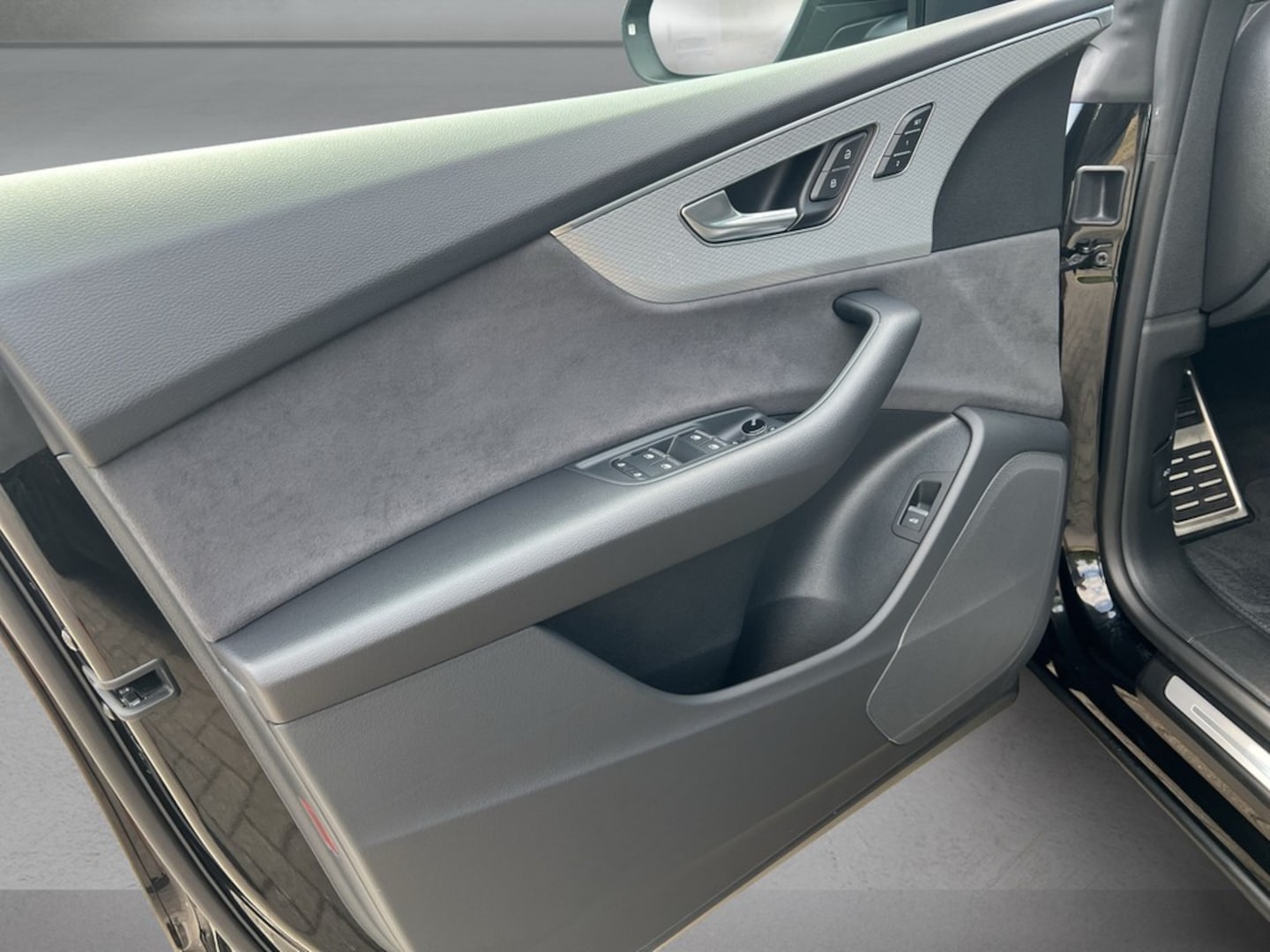 Bild über Audi SQ8 SUV TFSI quattro tiptronic - für weitere Informationen kontaktieren Sie den Audi Partner