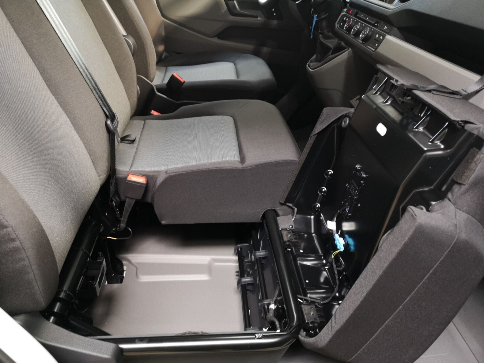 Volkswagen Crafter Kasten mittlerer Radstand – Bild 25
