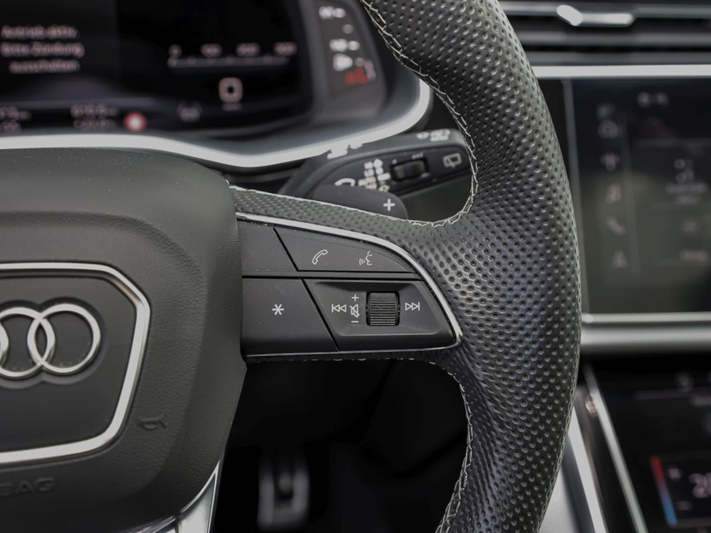 Bild über Audi SQ7 competition plus TFSI quattro tiptronic - für weitere Informationen kontaktieren Sie den Audi Partner