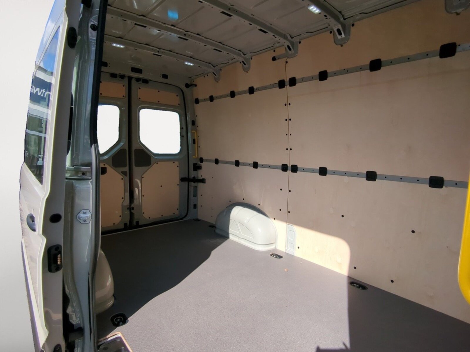 Volkswagen Crafter Kasten mittlerer Radstand – Bild 7
