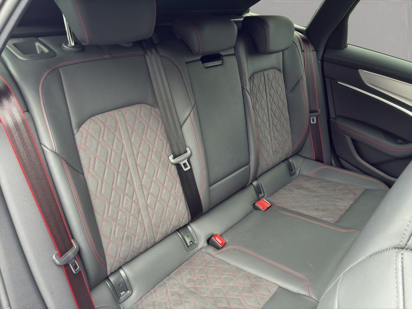 Bild über Audi S6 Avant TDI quattro tiptronic - für weitere Informationen kontaktieren Sie den Audi Partner