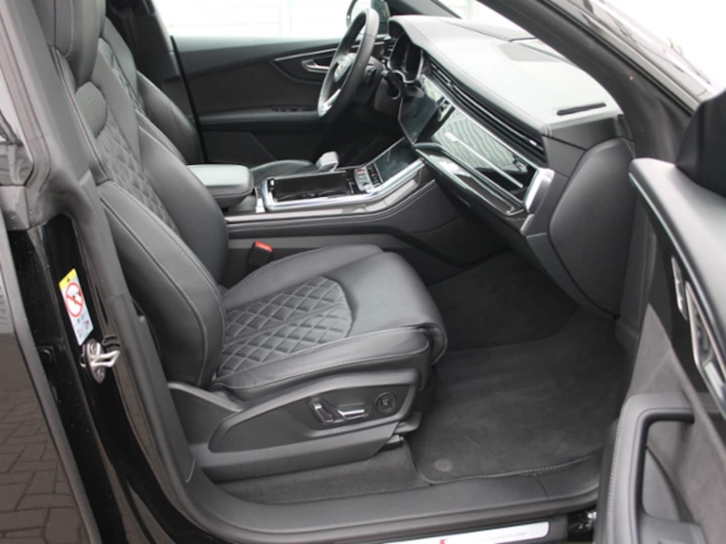 Bild über Audi SQ8 TFSI quattro tiptronic - für weitere Informationen kontaktieren Sie den Audi Partner