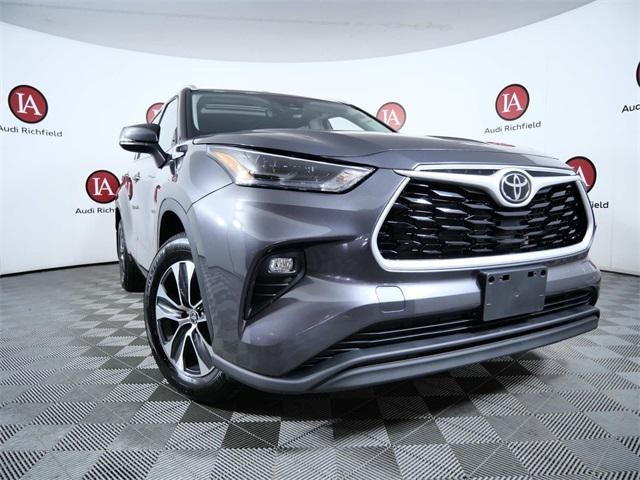 Used 2022 Toyota Highlander XLE with VIN 5TDGZRBH5NS258059 for sale in Richfield, Minnesota