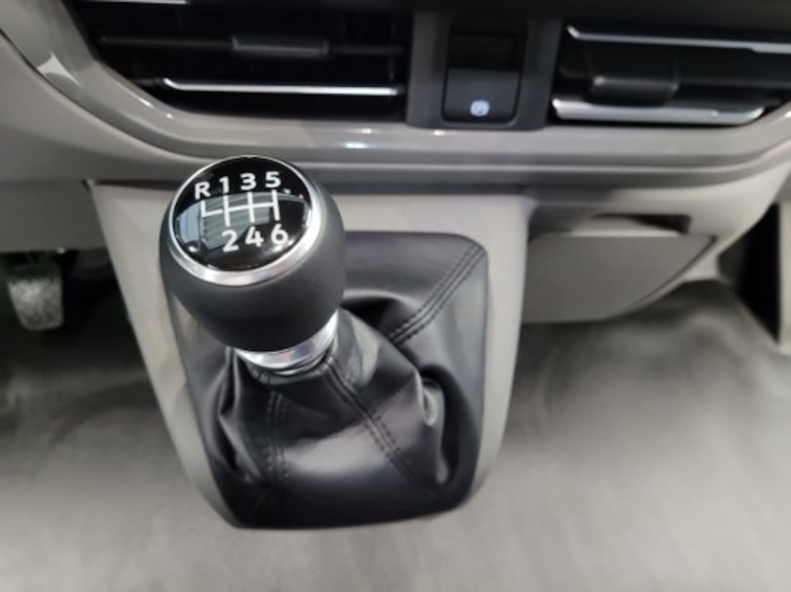 Volkswagen Transporter Kasten langer Radstand – Bild 11