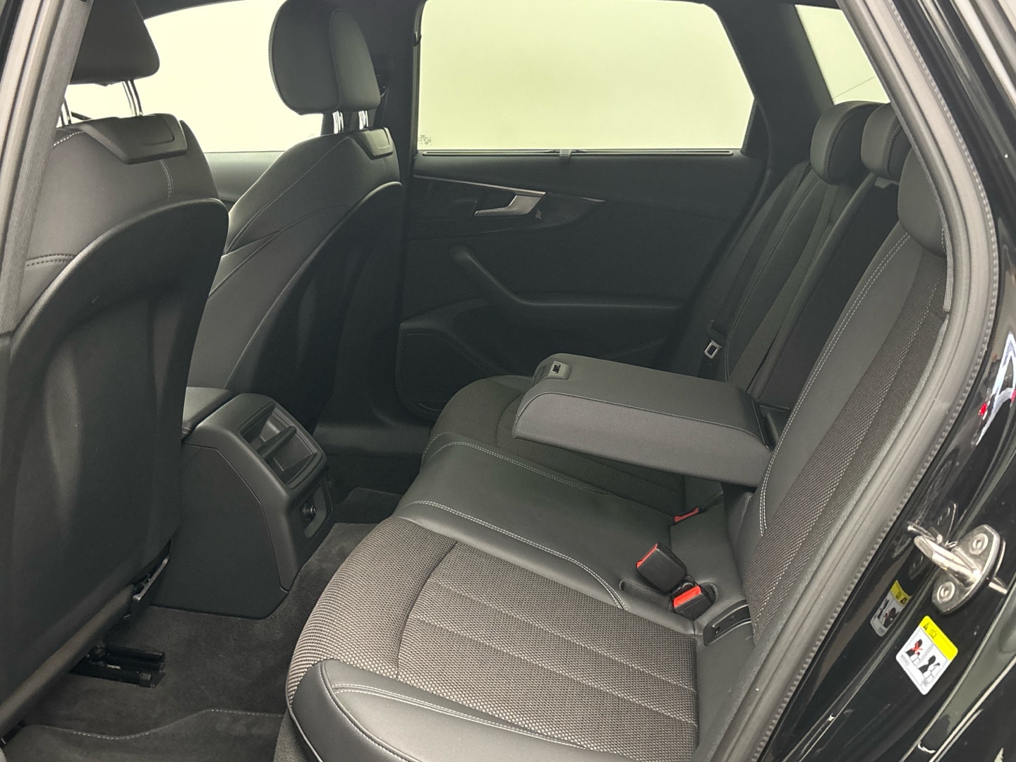 Bild über Audi A4 Avant S line 35 TFSI S tronic - für weitere Informationen kontaktieren Sie den Audi Partner