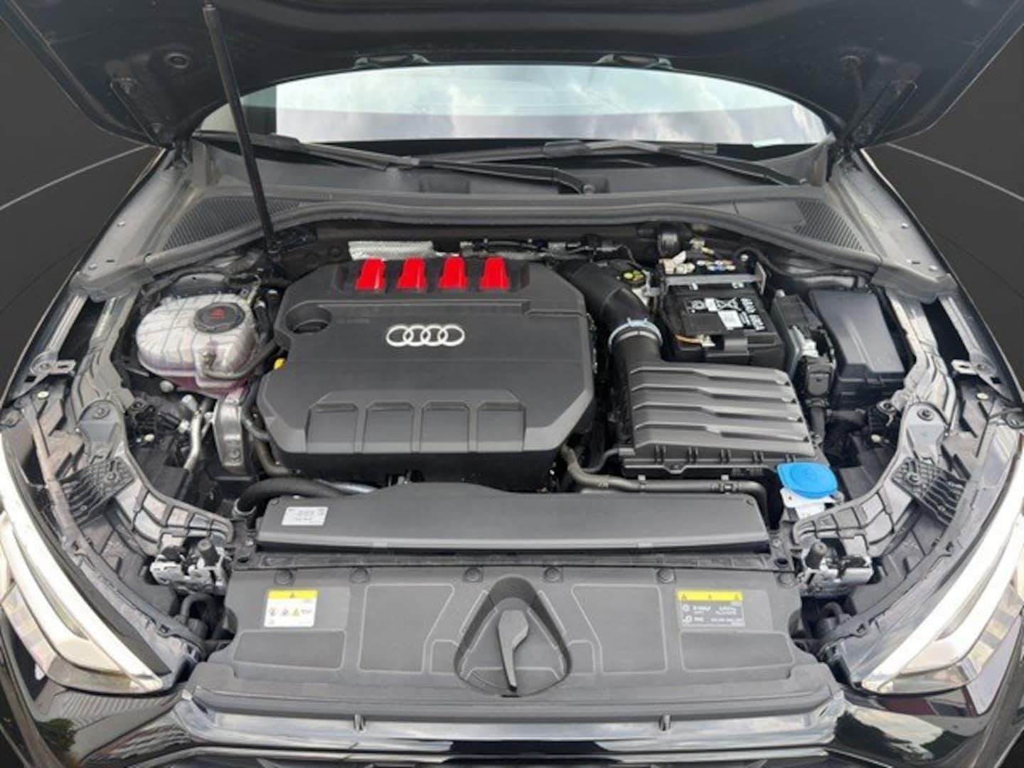 Bild über Audi S3 Sportback TFSI quattro S tronic - für weitere Informationen kontaktieren Sie den Audi Partner